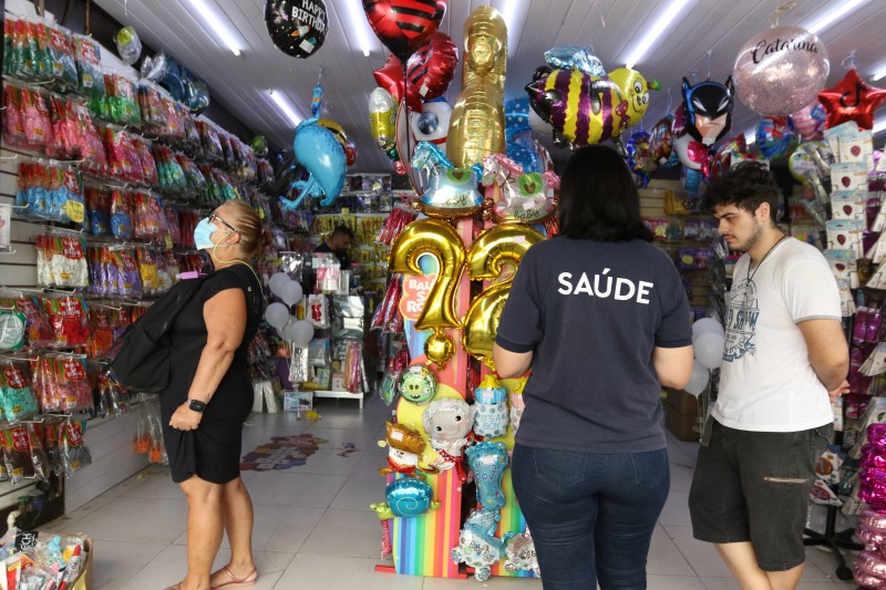 Carnaval não eleva casos de covid-19 no Rio, mas pode ter freado queda