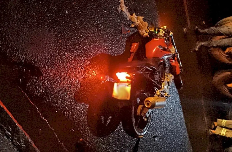 Motociclista morre após colidir com carreta estacionada na região central