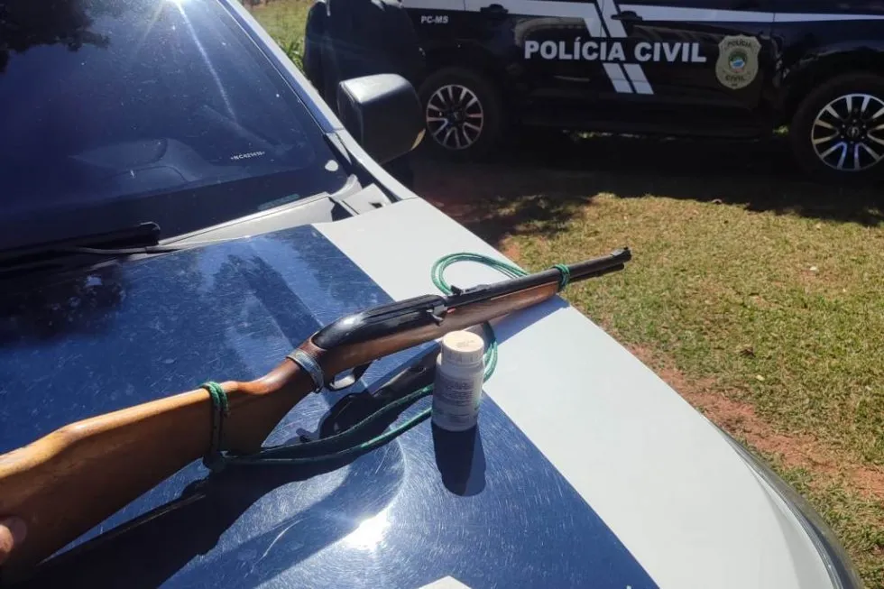 Polícias apreendem rifle e munições durante operação