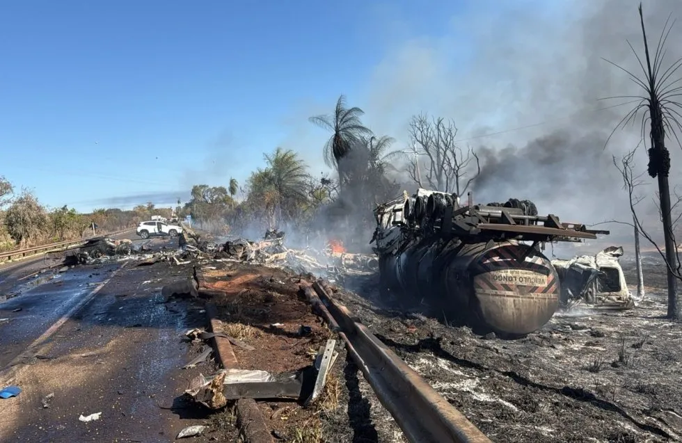 Tragédia na BR-267: colisão entre carretas e veículos de passeio deixa três mortos carbonizados
