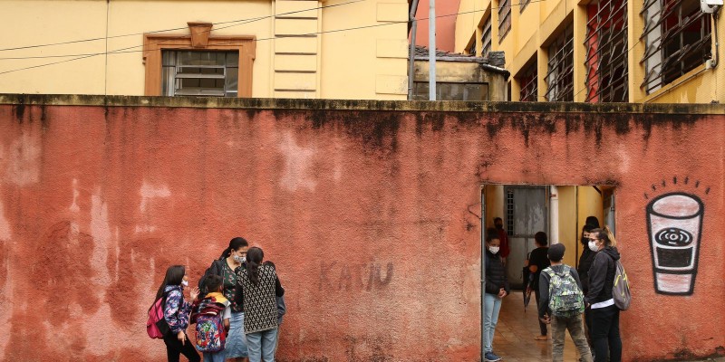 Apesar do avanço da covid-19, estados mantêm aulas presenciais