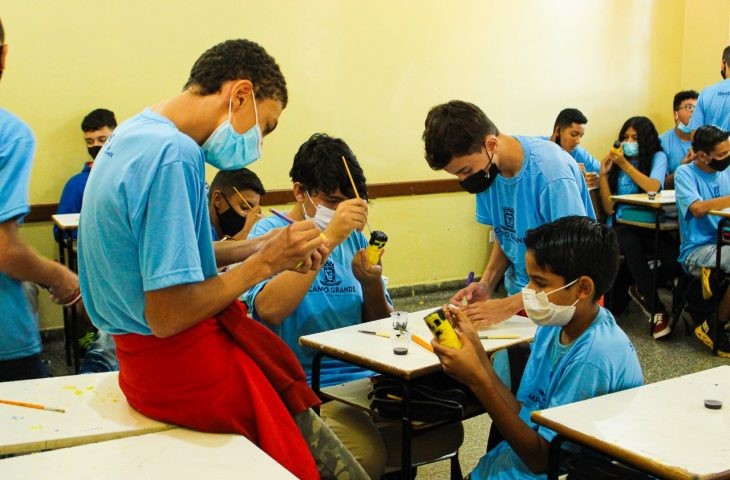 Alunos da Capital aprendem a fazer os bugrinhos de Conceição durante a Semana do Artesão