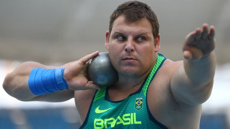 Campeão mundial, Darlan Romani pede mulher em casamento no aeroporto