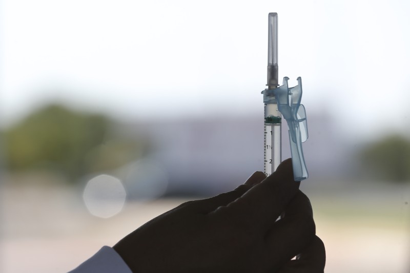 Covid-19: Rio aplica 4ª dose de vacina em idosos acima de 80 anos