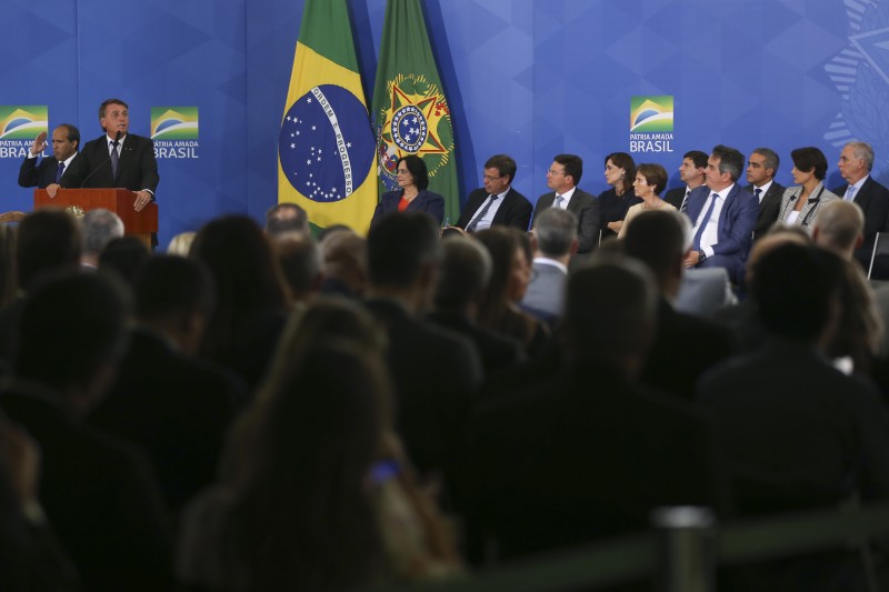 Novos ministros tomam posse no Palácio do Planalto