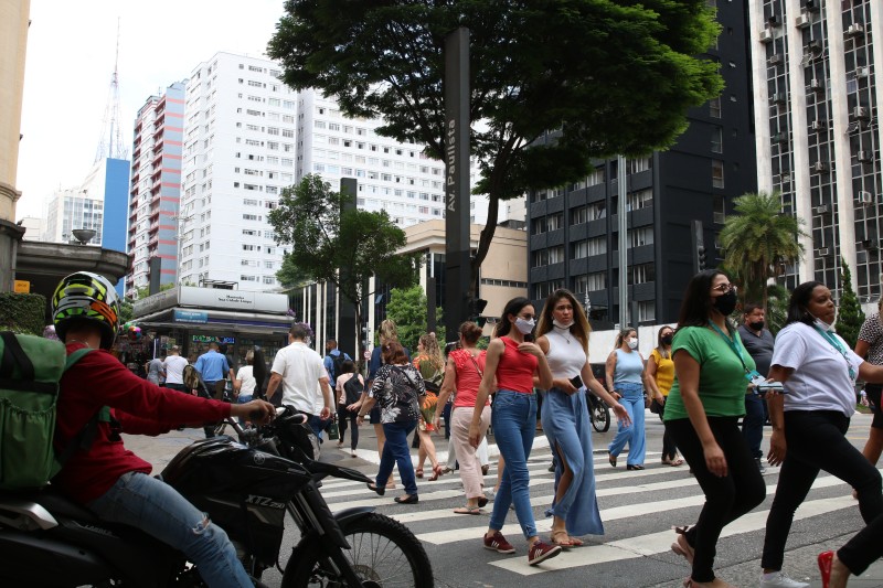 Covid-19: Brasil tem 29,9 milhões de casos e 659,7 mil mortes