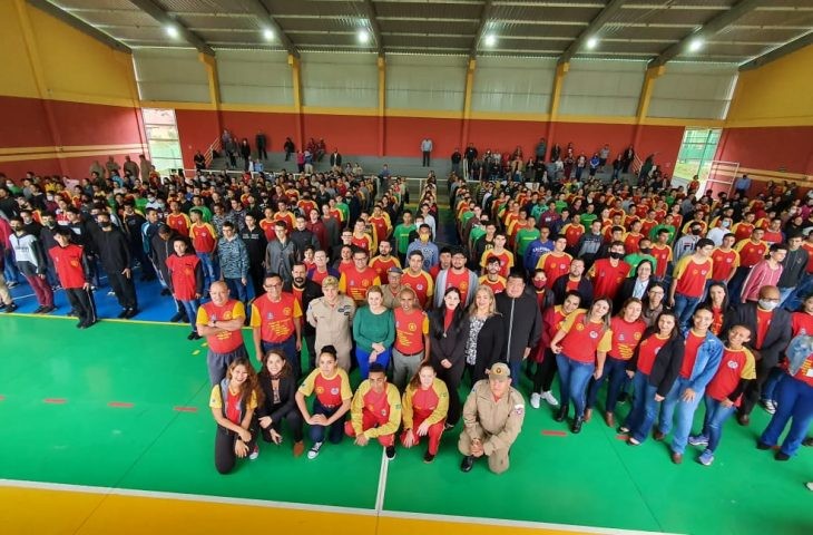 Com melhor avaliação entre as escolas cívico-militares, unidade de MS recebe uniformes