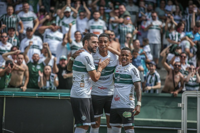 Coritiba estreia no Brasileiro com vitória sobre o Goiás: 3 a 0