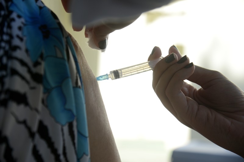 Rio inicia vacinação contra gripe de pessoas a partir de 60 anos
