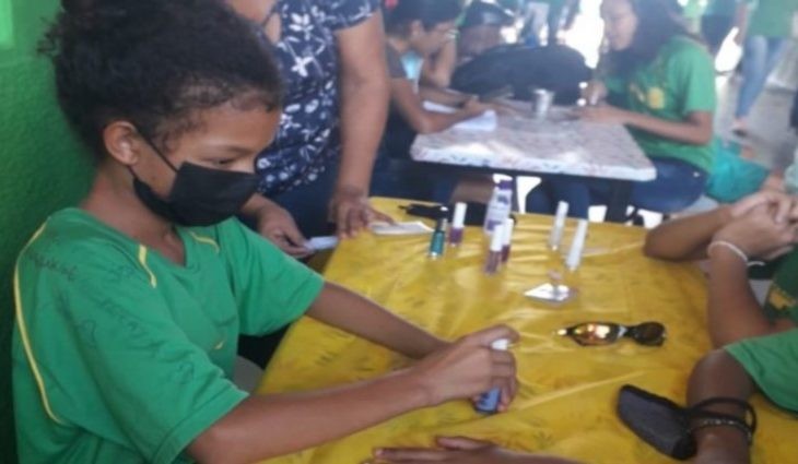 Clube do protagonismo desenvolve atividade de estética nos intervalos da Escola da Autoria em Ladário