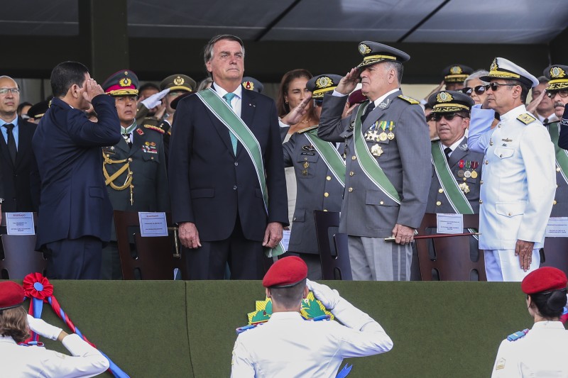 Exército está presente em momentos difíceis do país, diz presidente