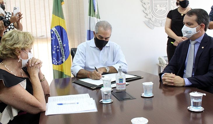 Governador assina termo de cooperação com o MPMS para reforçar busca ativa de alunos que deixaram a escola