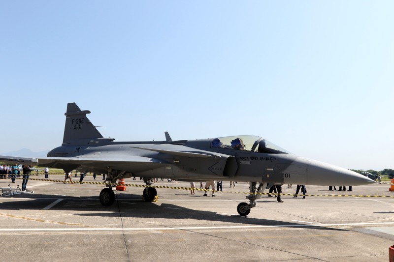 Caças Gripen comprados pelo Brasil recebem batismo operacional