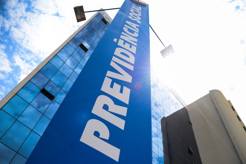 INSS começa a pagar hoje 13º a quem recebe mais que o salário mínimo