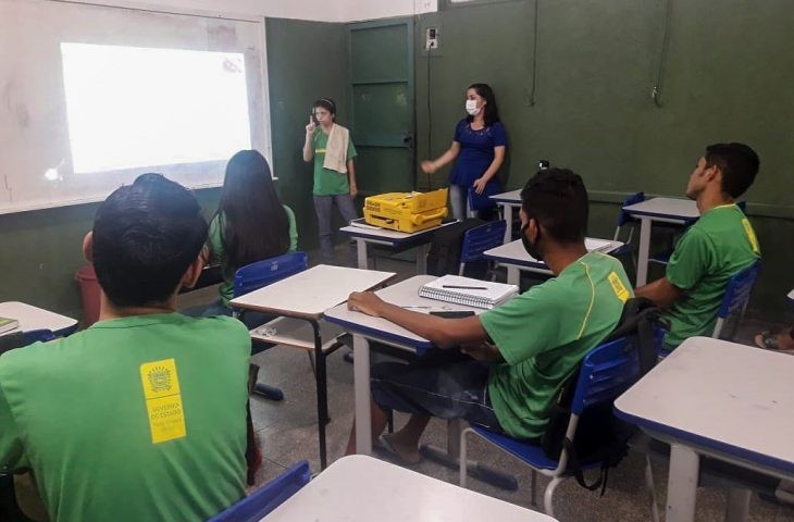 Dia Nacional da Língua Brasileira de Sinais é comemorado com oficina na EE Maria Leite