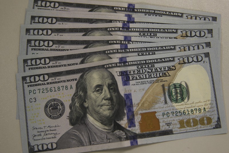 Influenciado pelo exterior, dólar fecha acima de R$ 5,07