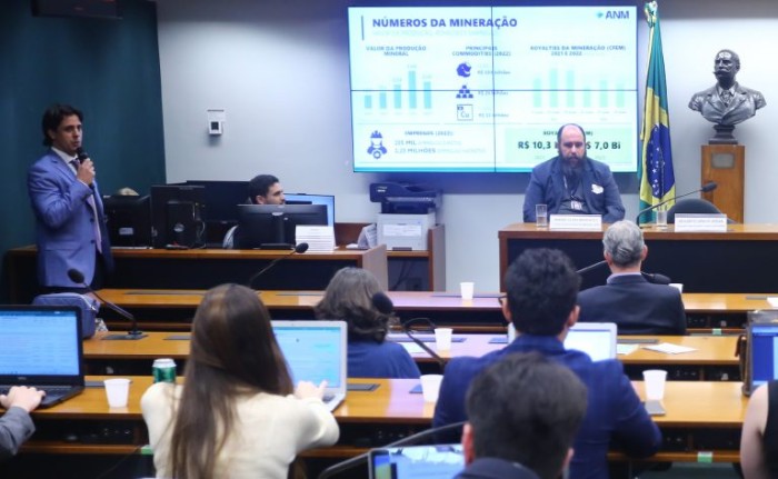 Servidores da ANM aproveitam seminário da Câmara para cobrar reestruturação da agência