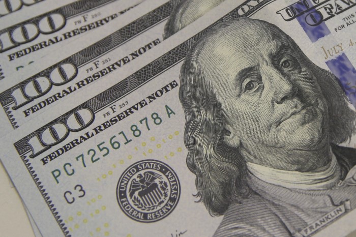 Dólar cai para R$ 4,86 após aprovação da reforma tributária