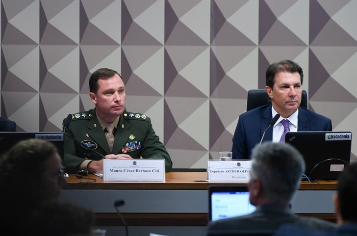 Alvo de oito inquéritos, Mauro Cid decide ficar em silêncio