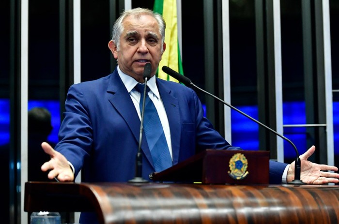 Izalci pede investimento em tecnologia na escola para despertar interesse de alunos