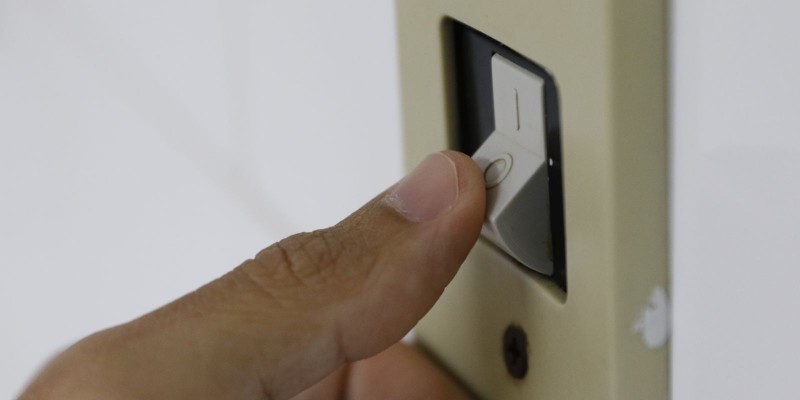Com conta de luz mais cara, consumidores procuram formas de economizar