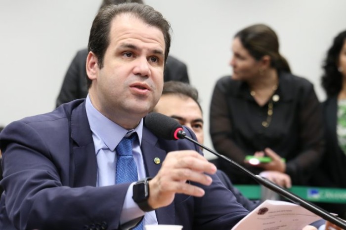 Projeto obriga empresas de inteligência artificial a oferecer ferramenta para proteger direito autoral