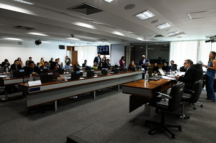 Instalação de painéis antidrogas em escolas vai à Câmara