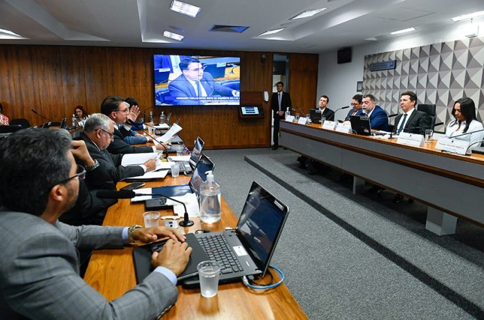 Ex-diretor da Abin entrega celular à CPMI; parlamentares querem ouvir G.Dias