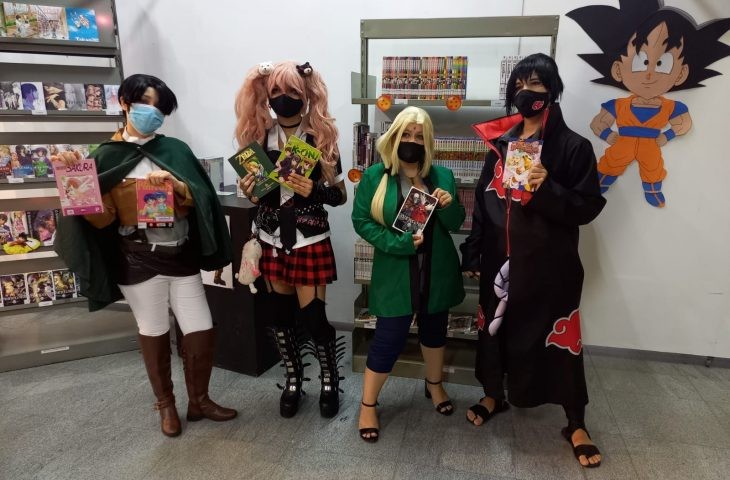 Pessoas de todas as idades e cosplayers vieram conferir os mangás que agora são do acervo da Biblioteca Isaias Paim