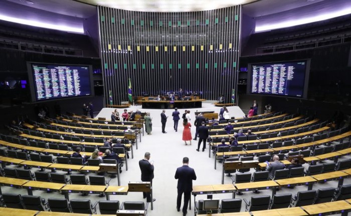 Deputados analisam requerimentos de urgência; acompanhe