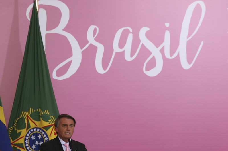 Governo lança programas de proteção e incentivo às mulheres