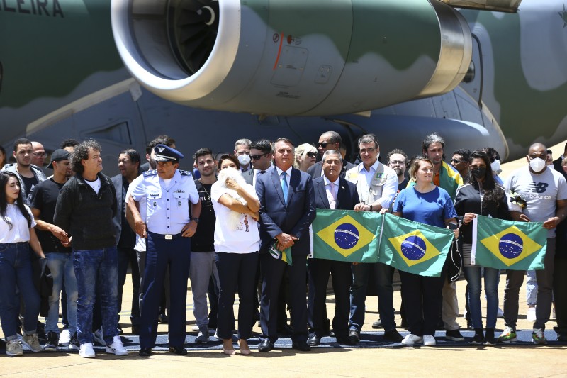 Grupo vindo da Polônia chega a Brasília em aviões da FAB