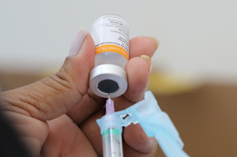 Após pico da Ômicron, aumentar vacinação pode bloquear coronavírus